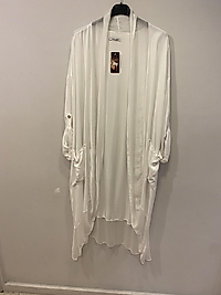 Uzun kollu önden açık önleri ipek detaylı beyaz dış kap