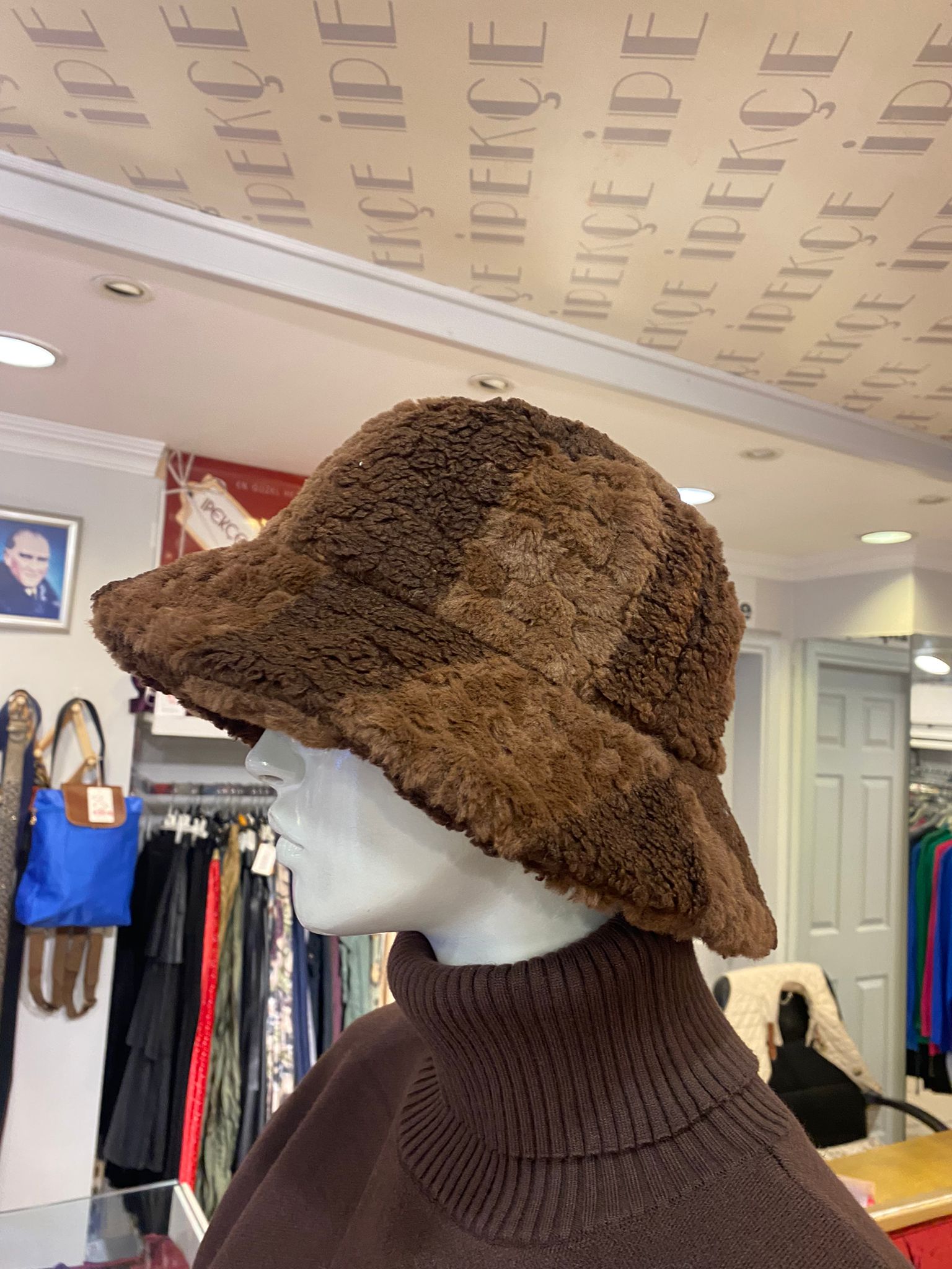 Yumuşak ve sıcacık kahve rengi şapka