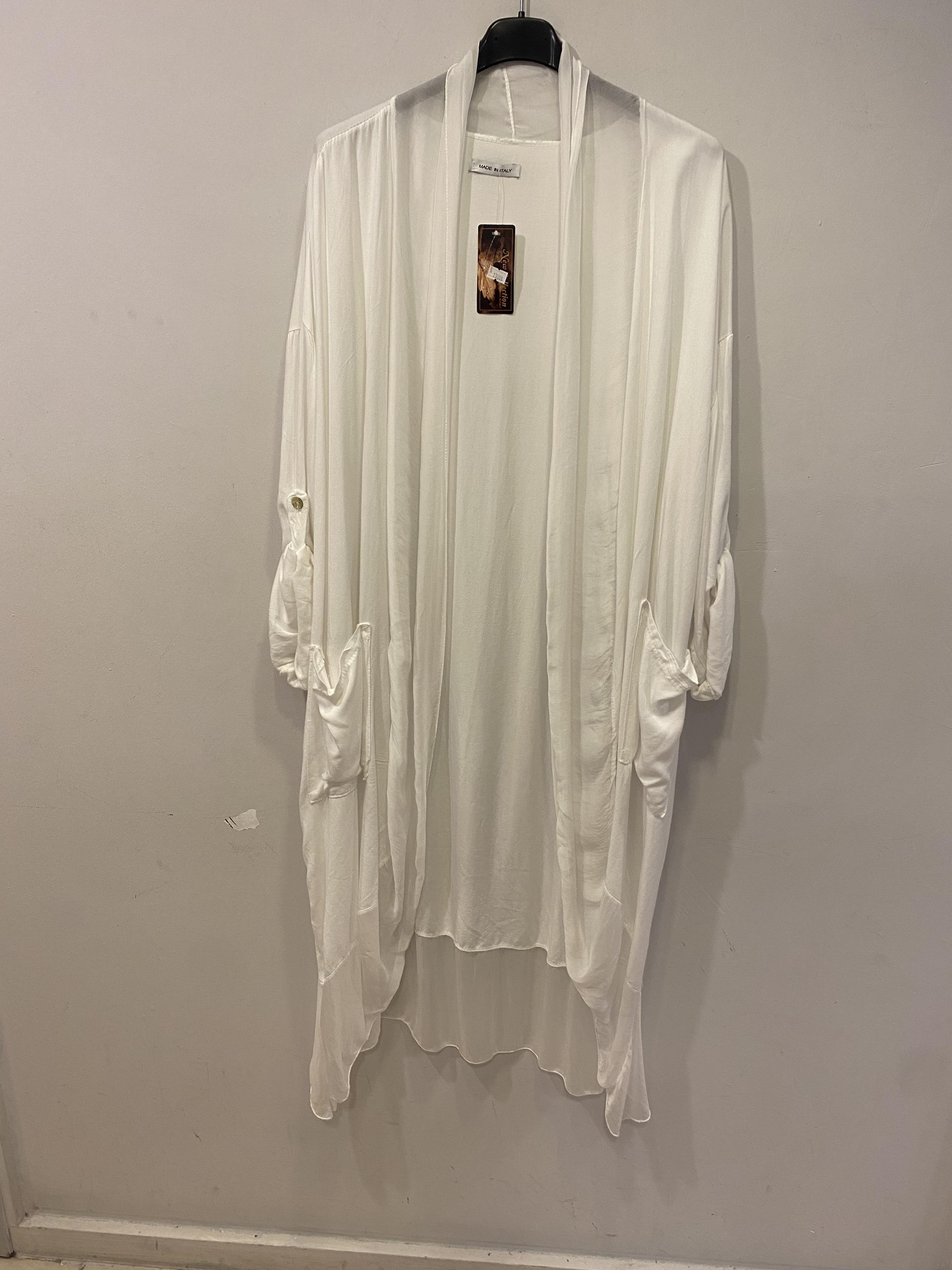 Uzun kollu önden açık önleri ipek detaylı beyaz dış kap